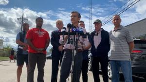 Gubernatorial candidate calls for reason, peace outside Illinois ICE facility
