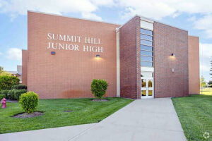 In Split 4-2 Vote, Summit Hill 161 Board Approves MacBook Pilot